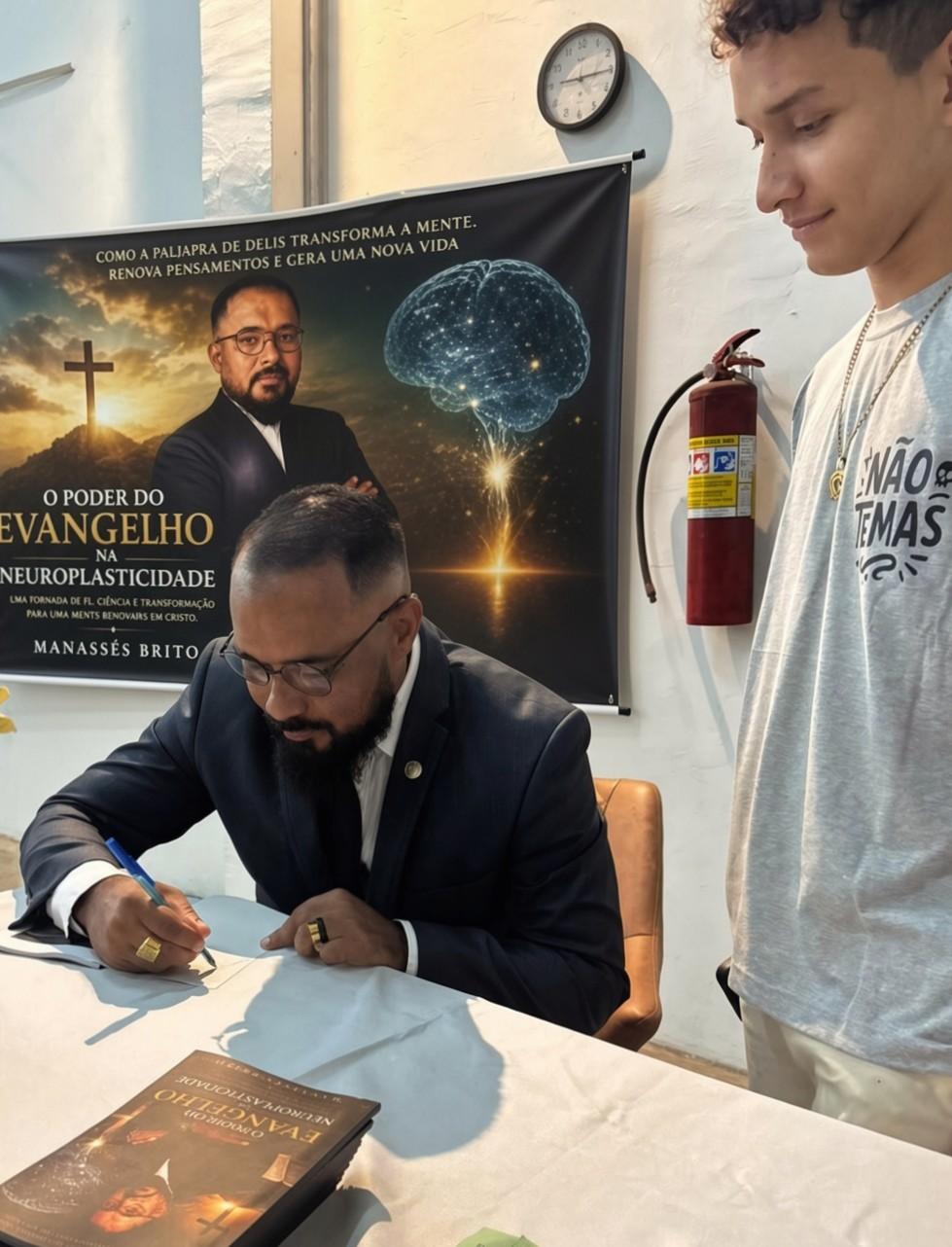 Autor assinando para jovem leitor
